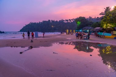 Mirissa, Sri Lanka, 22 Ocak 2022: Sri Lanka 'da gün batımında Mirissa plajı.