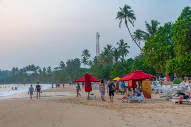 Mirissa, Sri Lanka, 22 Ocak 2022: Sri Lanka 'da gün batımında Mirissa plajı.