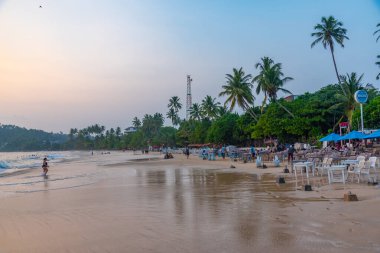 Mirissa, Sri Lanka, 22 Ocak 2022: Sri Lanka 'da gün batımında Mirissa plajı.