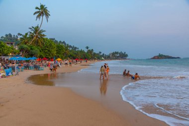 Mirissa, Sri Lanka, 22 Ocak 2022: Mirissa sahilindeki bir sahil restoranının gün batımı manzarası, Sri Lanka.