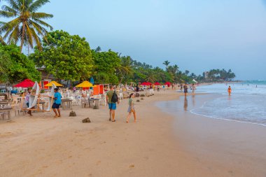 Mirissa, Sri Lanka, 22 Ocak 2022: Mirissa sahilindeki bir sahil restoranının gün batımı manzarası, Sri Lanka.