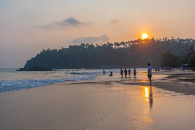 Mirissa, Sri Lanka, 22 Ocak 2022: Sri Lanka 'da gün batımında Mirissa plajı.