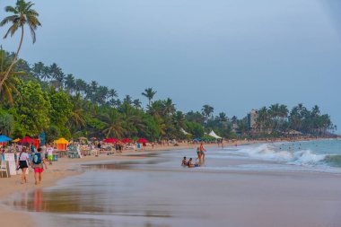 Mirissa, Sri Lanka, 22 Ocak 2022: Sri Lanka 'da gün batımında Mirissa plajı.