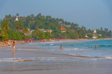 Mirissa, Sri Lanka, 22 Ocak 2022: Sri Lanka 'da gün batımında Mirissa plajı.