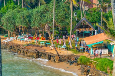 Mirissa, Sri Lanka, 22 Ocak 2022: Mirissa sahilindeki bir sahil restoranının gün batımı manzarası, Sri Lanka.