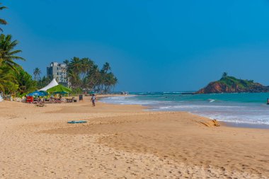 Mirissa, Sri Lanka, 22 Ocak 2022: Sri Lanka 'da güneşli bir günde Mirissa plajı.