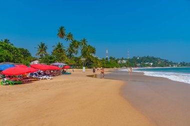 Mirissa, Sri Lanka, 22 Ocak 2022: Sri Lanka 'da güneşli bir günde Mirissa plajı.