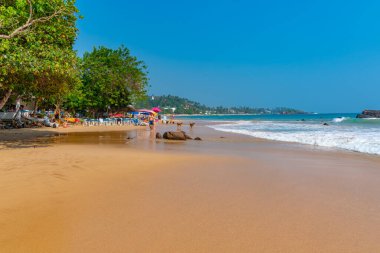 Mirissa, Sri Lanka, 22 Ocak 2022: Sri Lanka 'da güneşli bir günde Mirissa plajı.