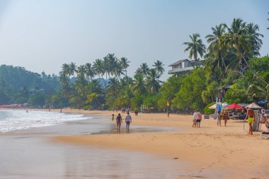 Mirissa, Sri Lanka, 22 Ocak 2022: Sri Lanka 'da güneşli bir günde Mirissa plajı.