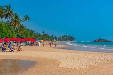 Mirissa, Sri Lanka, 22 Ocak 2022: Sri Lanka 'da güneşli bir günde Mirissa plajı.