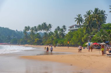 Mirissa, Sri Lanka, 22 Ocak 2022: Sri Lanka 'da güneşli bir günde Mirissa plajı.