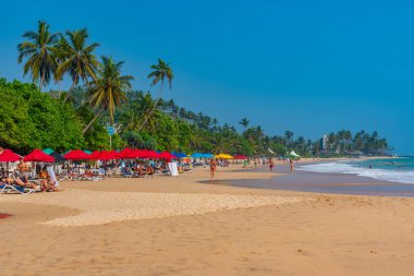 Mirissa, Sri Lanka, 22 Ocak 2022: Sri Lanka 'da güneşli bir günde Mirissa plajı.