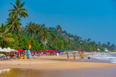 Mirissa, Sri Lanka, 22 Ocak 2022: Sri Lanka 'da güneşli bir günde Mirissa plajı.