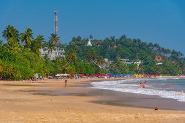 Mirissa, Sri Lanka, 22 Ocak 2022: Sri Lanka 'da güneşli bir günde Mirissa plajı.