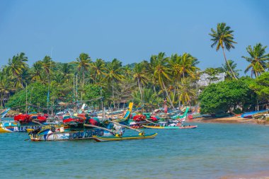Mirissa, Sri Lanka, 22 Ocak 2022: Mirissa, Sri Lanka limanında balıkçı tekneleri.