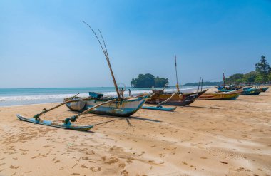 Weligama, Sri Lanka, 22 Ocak 2022: Weligama sahilinde balıkçı tekneleri, Sri Lanka.