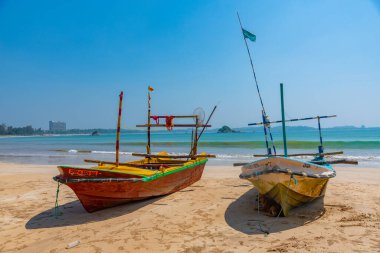 Weligama, Sri Lanka, 22 Ocak 2022: Weligama sahilinde balıkçı tekneleri, Sri Lanka.