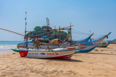 Weligama, Sri Lanka, 22 Ocak 2022: Weligama sahilinde balıkçı tekneleri, Sri Lanka.