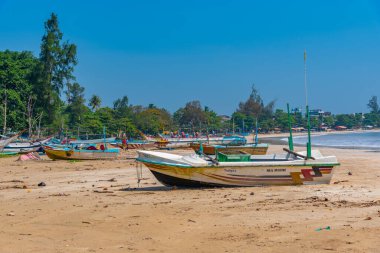 Weligama, Sri Lanka, 22 Ocak 2022: Weligama sahilinde balıkçı tekneleri, Sri Lanka.