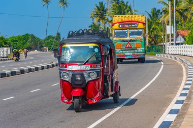 Koggala, Sri Lanka, 22 Ocak 2022: Koggala, Sri Lanka 'da işlek bir caddenin görüntüsü.