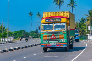 Koggala, Sri Lanka, 22 Ocak 2022: Koggala, Sri Lanka 'da işlek bir caddenin görüntüsü.