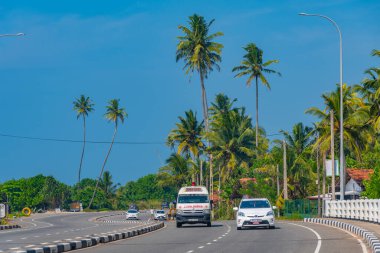 Koggala, Sri Lanka, 22 Ocak 2022: Koggala, Sri Lanka 'da işlek bir caddenin görüntüsü.