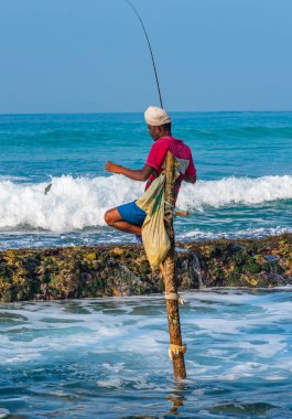 Koggala, Sri Lanka, 22 Ocak 2022: Koggala, Sri Lanka 'da geleneksel balıkçılar.