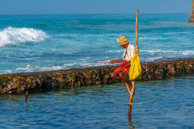 Koggala, Sri Lanka, 22 Ocak 2022: Koggala, Sri Lanka 'da geleneksel balıkçılar.