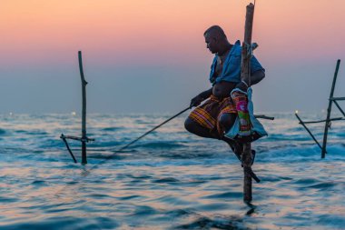 Koggala, Sri Lanka, 21 Ocak 2022: Koggala, Sri Lanka 'da geleneksel balıkçıların günbatımı.