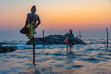Koggala, Sri Lanka, 21 Ocak 2022: Koggala, Sri Lanka 'da geleneksel balıkçıların günbatımı.