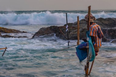 Koggala, Sri Lanka, 21 Ocak 2022: Koggala, Sri Lanka 'da geleneksel balıkçıların günbatımı.