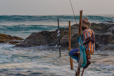Koggala, Sri Lanka, 21 Ocak 2022: Koggala, Sri Lanka 'da geleneksel balıkçıların günbatımı.