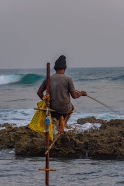 Koggala, Sri Lanka, 21 Ocak 2022: Koggala, Sri Lanka 'da geleneksel balıkçıların günbatımı.