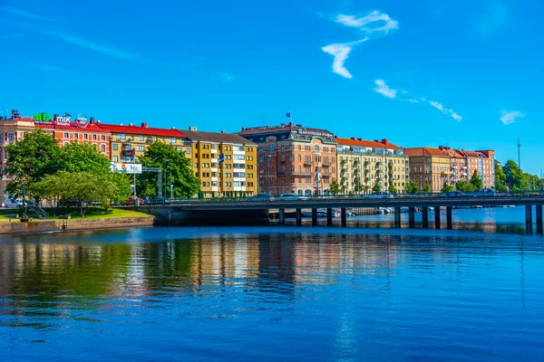 2022年7月12日スウェーデン ハルムスタッド スウェーデンのハルムスタッドにおける日産川の水辺 Image — ストック写真