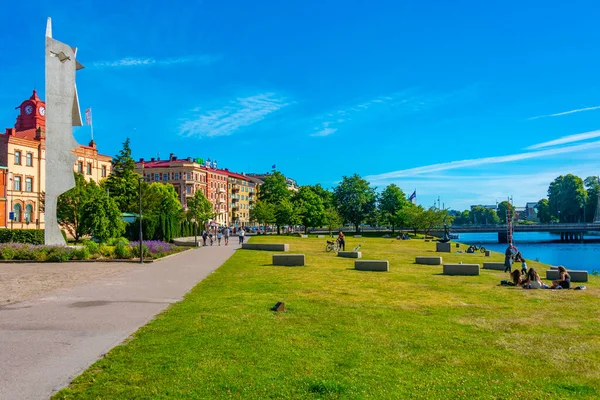 Halmstad, İsveç, 12 Temmuz 2022: İsveç 'in Halmstad.IMAGE kentindeki Picasso parkında bir kadın heykeli