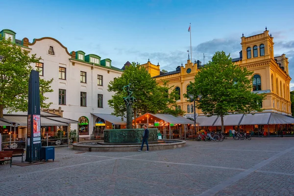 Kalmar Suécia Julho 2022 Vista Pôr Sol Uma Praça Larmtorget — Fotografia de Stock