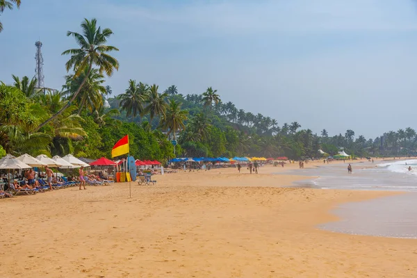 Mirissa, Sri Lanka, 23 Ocak 2022: Sri Lanka 'da güneşli bir günde Mirissa plajı.