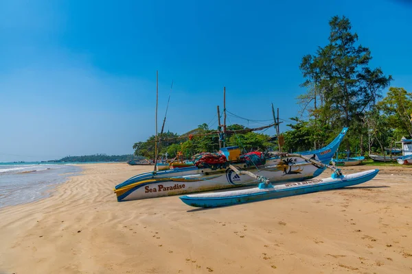 Weligama Sri Lanka Janeiro 2022 Barcos Pesca Praia Weligama Sri — Fotografia de Stock