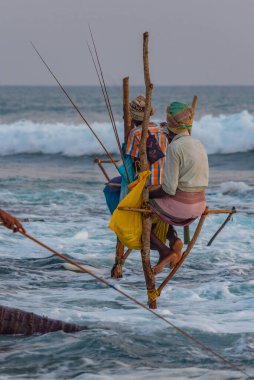 Koggala, Sri Lanka, 21 Ocak 2022: Koggala, Sri Lanka 'da geleneksel balıkçıların günbatımı.