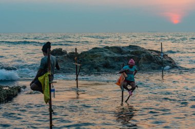 Koggala, Sri Lanka, 21 Ocak 2022: Koggala, Sri Lanka 'da geleneksel balıkçıların günbatımı.