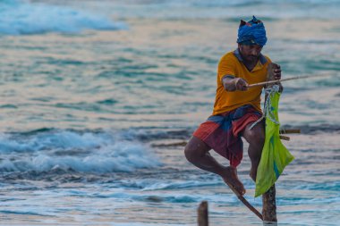 Koggala, Sri Lanka, 21 Ocak 2022: Koggala, Sri Lanka 'da geleneksel balıkçıların günbatımı.