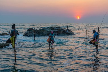 Koggala, Sri Lanka, 21 Ocak 2022: Koggala, Sri Lanka 'da geleneksel balıkçıların günbatımı.