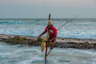 Koggala, Sri Lanka, 21 Ocak 2022: Koggala, Sri Lanka 'da geleneksel balıkçıların günbatımı.