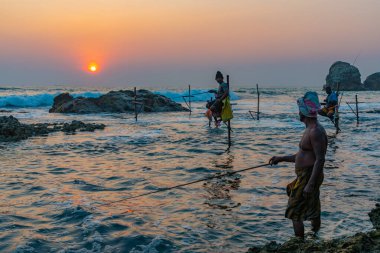 Koggala, Sri Lanka, 21 Ocak 2022: Koggala, Sri Lanka 'da geleneksel balıkçıların günbatımı.