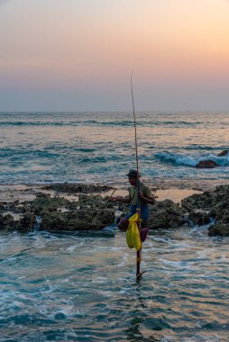 Koggala, Sri Lanka, 21 Ocak 2022: Koggala, Sri Lanka 'da geleneksel balıkçıların günbatımı.