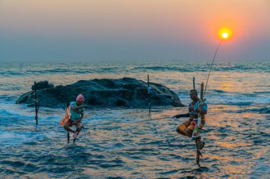 Koggala, Sri Lanka, 21 Ocak 2022: Koggala, Sri Lanka 'da geleneksel balıkçıların günbatımı.