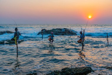 Koggala, Sri Lanka, 21 Ocak 2022: Koggala, Sri Lanka 'da geleneksel balıkçıların günbatımı.