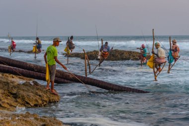 Koggala, Sri Lanka, 21 Ocak 2022: Koggala, Sri Lanka 'da geleneksel balıkçıların günbatımı.