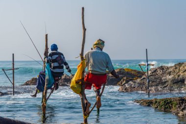 Koggala, Sri Lanka, 22 Ocak 2022: Koggala, Sri Lanka 'da geleneksel balıkçılar.
