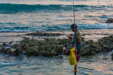 Koggala, Sri Lanka, 21 Ocak 2022: Koggala, Sri Lanka 'da geleneksel balıkçıların günbatımı.
